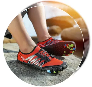 Détail d'une chaussure de randonnée aquatique en mesh orange et semelle en caoutchouc durable