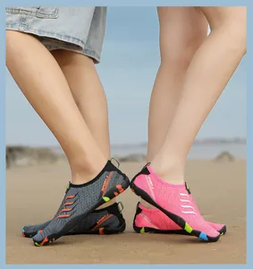 Dettaglio scarpe da scoglio ad asciugatura rapida con mesh e suola in gomma antiscivolo spiaggia