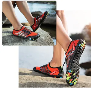 Détail de chaussures d'eau respirantes avec semelle en caoutchouc antidérapante