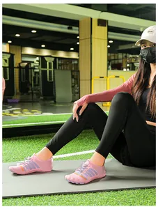 Détail de chaussures de sport à cinq orteils rose-violet pour randonnée et activités nautiques