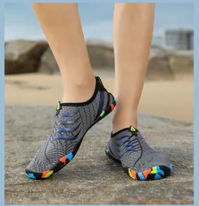 Scarpe da scoglio per esterni in mesh grigio traspirante con motivi blu e suola antiscivolo