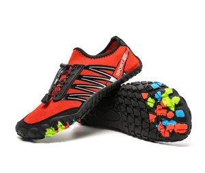 Détail de chaussures aquatiques rouges avec système de laçage rapide et semelle colorée
