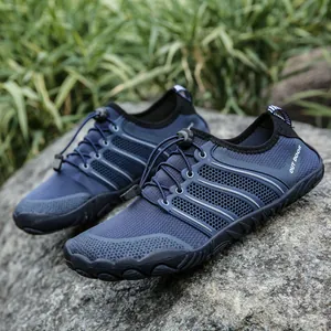 Dunkelblaue Outdoor-Wasserschuhe mit atmungsaktivem Mesh und elastischen Schnürsenkeln