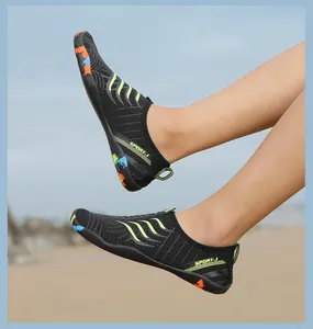 Dettaglio di scarpe da scoglio con mesh traspirante e suola in gomma antiscivolo