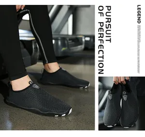 Detalle de calzado barefoot negro transpirable con suela antideslizante y diseño slip-on