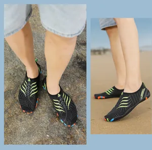 Dettaglio delle scarpe da scoglio ad asciugatura rapida con motivo neon e suola colorata