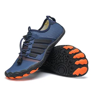 Scarpe acquatiche blu con tessuto ad asciugatura rapida e suole in gomma antiscivolo