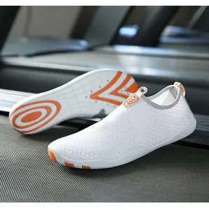 Primer plano de zapatos de agua de malla blanca con detalles naranja en cinta de correr