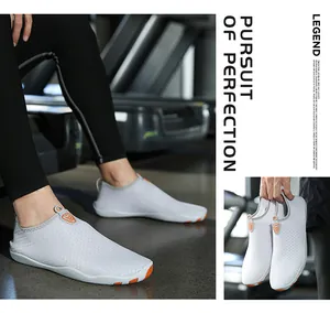 Detalle de zapato de agua gris de secado rápido con malla y suela de agarre naranja