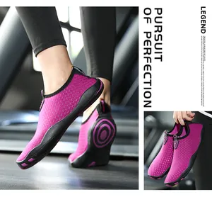 Detalle de zapatos de agua magenta con suela de goma antideslizante para gimnasio