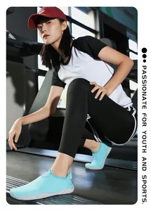 Primer plano de zapatos de agua descalzos azul claro en cinta de correr deportiva
