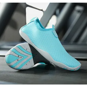 Detalle de zapatillas de agua azul claro con malla de panal y orificios de drenaje