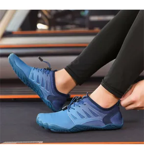 Primer plano de zapatos de agua descalzos en azul degradado con cordones rápidos en cinta