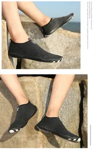 Detalle de zapatos de agua en malla de panal negra con patrones de suela ondulada