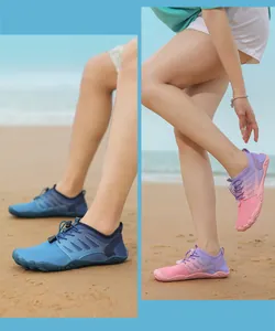 Vista doble de zapatillas de agua de secado rápido con suelas de goma antideslizantes