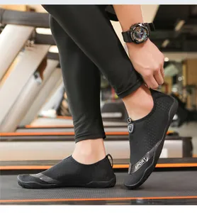 Detailaufnahme schwarzer atmungsaktiver Aquaschuhe auf dem Laufband für Fitness und Gym