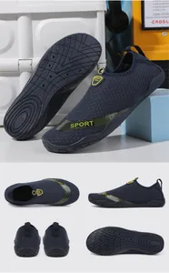 Details von blauen Badeschuhen mit rutschfester Gummisohle und Entwässerungslöchern