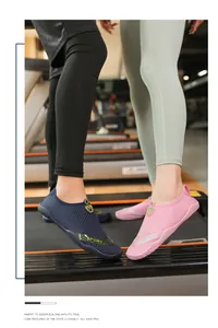 Nahaufnahme von Schnelltrocknende Wasserschuhe in Marine und Rosa für Fitness und Pool