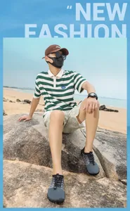 Vista de estilo de vida de zapatos de agua grises con pantalones cortos de camuflaje y polo