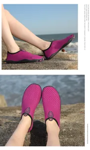 Detalle de zapatos de agua morados con malla transpirable y suela de goma para la playa