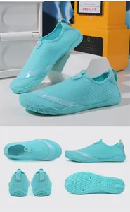 Atmungsaktive minzgrüne Schwimmschuhe mit rutschfester Gummisohle und sportlichem Netz