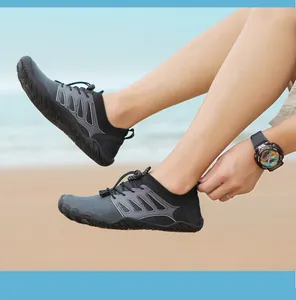 Detalle de zapatos de agua de secado rápido con suela de goma y cordón elástico en la playa