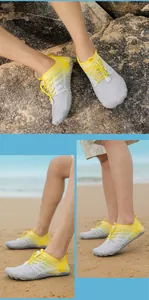Detalle de zapatos de agua de secado rápido con malla degradada gris amarillenta y cordones