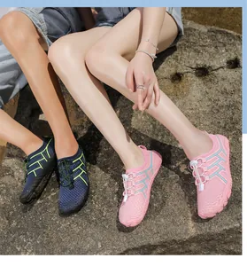 Scarpe acquatiche ad asciugatura rapida con mesh traspirante e lacci rapidi su rocce