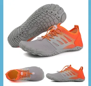 Detalle de zapatos acuáticos gris y naranja con suela de goma antideslizante y secado rápido