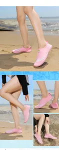 Detail von rosa atmungsaktiven Wasserschuhen mit SPORT-Logo auf sandigem Strand