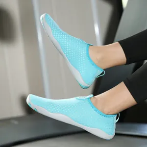 Zapatos de agua azul claro con malla transpirable de panal y suela de goma antideslizante