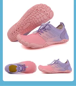 Detalle de zapatillas de agua de secado rápido con suela de drenaje de goma antideslizante