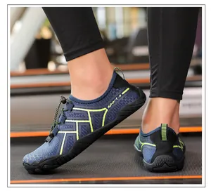 Primo piano di scarpa acquatica blu traspirante con testo sport su tapis roulant in palestra