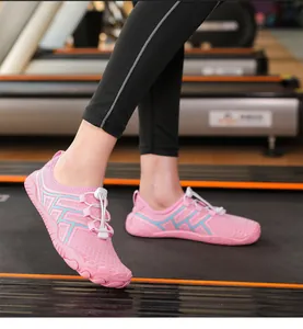 Scarpa acquatica rosa ad asciugatura rapida per donna su tapis roulant, dettaglio mesh traspirante