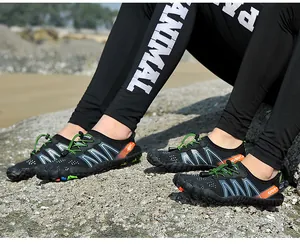 Vue détaillée de chaussures d'eau à séchage rapide avec semelles en caoutchouc sur rochers
