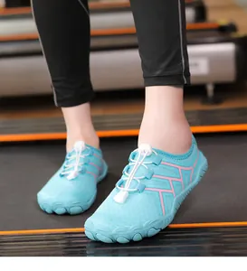 Dettaglio di scarpe a piedi nudi traspiranti con suola in gomma antiscivolo usate sul tapis roulant