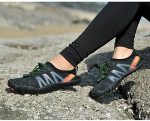 Vue détaillée de chaussures d'eau respirantes avec semelle antidérapante sur des rochers