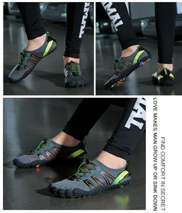 Détail macro du mesh respirant et du système de laçage rapide des chaussures de randonnée