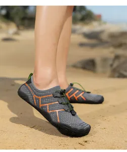 Dettaglio scarpa da scoglio ad asciugatura rapida con rete grigia e linee arancioni