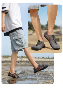 Dettaglio scarpe da scoglio grigie ad asciugatura rapida con suola antiscivolo