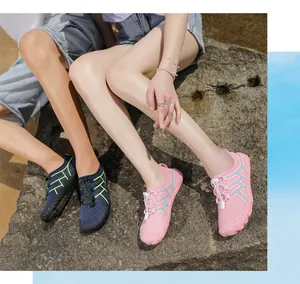 Dettaglio scarpe da scoglio traspiranti con suole in gomma antiscivolo per spiaggia e mare