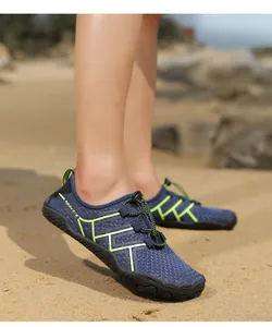 Scarpe da acqua outdoor con mesh blu traspirante e suole in gomma antiscivolo per spiaggia