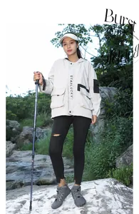 Wasserfeste Outdoor-Winterjacke mit STARLUCKY-Logo und funktionalen Taschen-Details