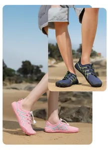 Dettaglio di scarpe da scoglio in rete rosa e blu con suola in gomma antiscivolo
