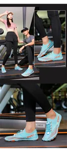 Barfuß-Wasserschuhe zum Wandern und Fitness in einem Fitnessstudio gezeigt
