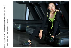 Chaussures d'eau pieds nus d'extérieur montrées dans une salle de sport avec tenue