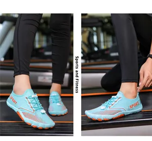 Details der seeblauen Trekkingschuhe mit Schnellverschluss auf dem Laufband