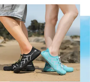 Scena di coppia che indossa scarpe da scoglio ad asciugatura rapida sulla spiaggia