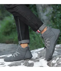 Detail von grauen High-Top-Schneestiefeln mit warmem Plüschfutter im verschneiten Gelände