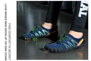 Détail de chaussures de randonnée en maille bleue avec système de laçage rapide vert